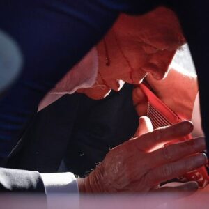 Arthur Morisson Instagram - Trump levou um tiro e, com isso, as eleições.

Assim como ocorreu aqui com Bolsonaro, se repetirá lá. O resultado já saiu hoje.

E os jornalistas que tanto falam em discurso de ódio e violência se esqueceram de dar a notícia correta e repudiar a clara tentativa de homicídio contra o ex-presidente no comício de hoje.

Não, jornalistas, Trump não caiu do palco.

Não, não foi um estalo.

Não foram supostos barulhos de tiro.

Foram tiros. Disparados com uma arma.

Não é ketchup na orelha. É sangue.

Façam o trabalho de vocês corretamente, ou nós teremos que fazer por vocês.