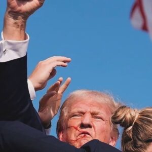 Arthur Morisson Instagram - Trump levou um tiro e, com isso, as eleições.

Assim como ocorreu aqui com Bolsonaro, se repetirá lá. O resultado já saiu hoje.

E os jornalistas que tanto falam em discurso de ódio e violência se esqueceram de dar a notícia correta e repudiar a clara tentativa de homicídio contra o ex-presidente no comício de hoje.

Não, jornalistas, Trump não caiu do palco.

Não, não foi um estalo.

Não foram supostos barulhos de tiro.

Foram tiros. Disparados com uma arma.

Não é ketchup na orelha. É sangue.

Façam o trabalho de vocês corretamente, ou nós teremos que fazer por vocês.