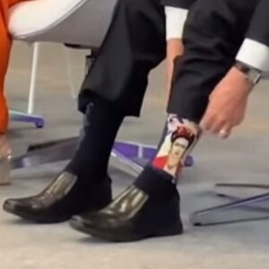 Arthur Morisson Instagram - Usa meia com estampa de Frida Kahlo em evento para agradar a turminha feminista mas se mantém calado sobre o filho agressor de mulheres. Que ironia!

Achei que só a direita bolsonarista fosse capaz de cometer tamanha crueldade com o sexo oposto…