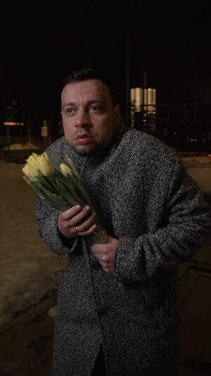 Artur Dilanyan Instagram - Каждый год, 8 марта, у нас есть традиция. Мы с друзьями ходим, куда скажет жена. С праздником, дорогие женщины! Мы любим вас! 💐#yandilan #весна #8марта #юмор #любовь #праздник