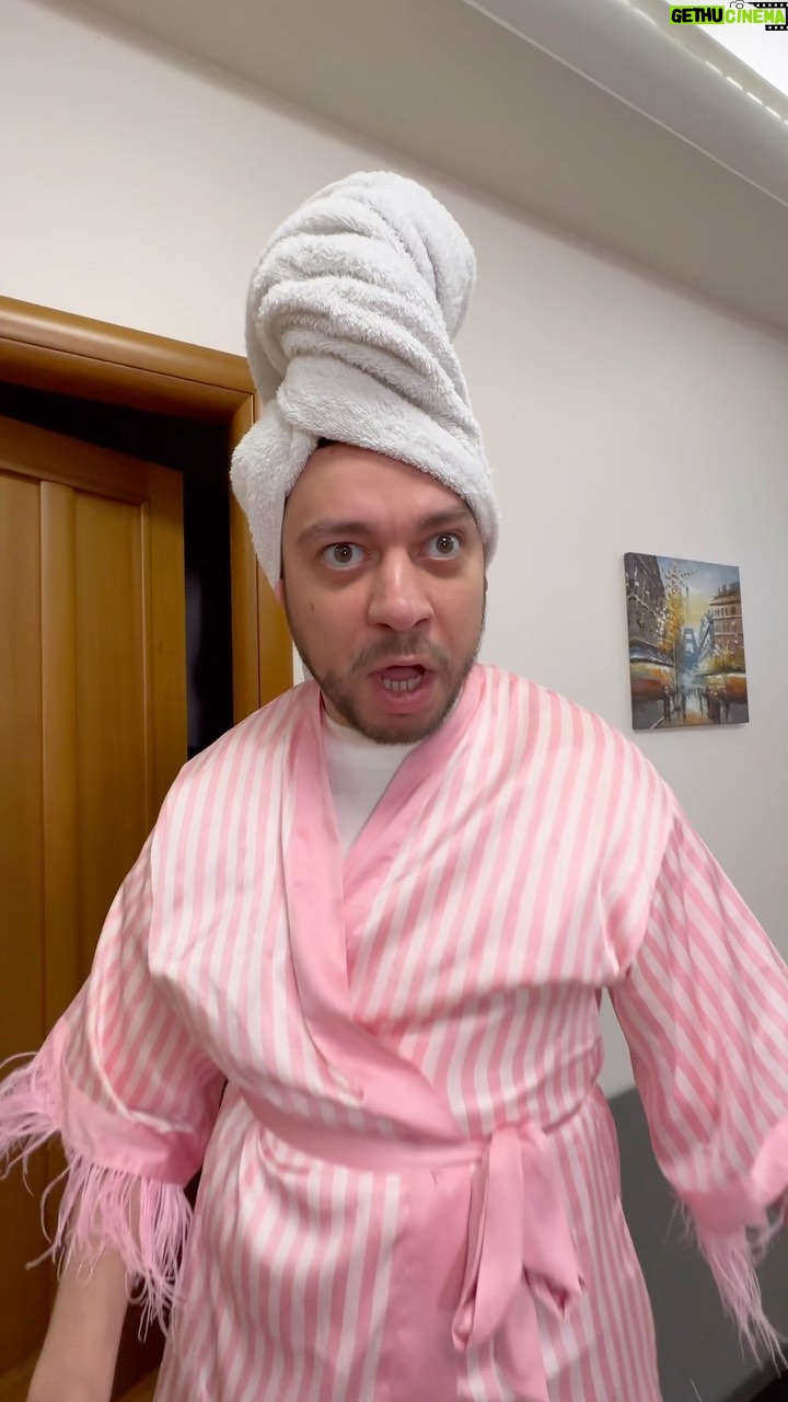 Artur Dilanyan - 197.5K Likes - Почему вы разбрасываетесь волосами, а лысеем мы? #yandilan #семья #отношения #волосы #юмор #любовь #песня