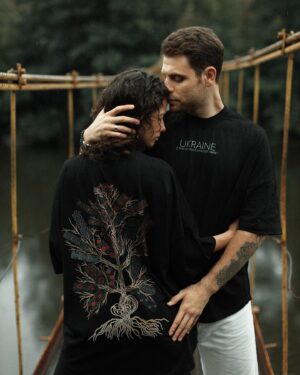 Artur Lohai Instagram - Цей день настав 🔥

Декілька місяців вимальовування вручну  кожної детальки, кожного орнаменту — @simple_curly ❤️ підбірка кольорів, тканини, якісного друку, пошив, а потім переробка заново  і ось плоди нашої роботи ☺️

Зустрічайте новий колір нашої оверсайз футболки із 25 орнаментами кожного регіону нашої Країни, поєднаними у  Родинне Дерево України ❤️ 

Автентична футболка з авторським принтом  доступна для замовлення на @spadshchyna.ua 

Склад: Бавовна - 95%, Еластан - 5%.
Два оверсайз розміри : S-M, L-Xl
Вартість — 1699 грн 

15% з прибутку ми відправляємо на допомогу ЗСУ 💙💛