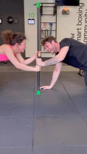 Artur Lohai Instagram - То вийшло в нас чи ні? 🙂

#родина #couplechallenge #спорт