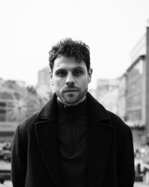 Artur Lohai Instagram - Чим більше я втомлений, тим більше в мене проблеми із самоконтролем і агресією. Я це знаю і відчуваю.
Тому я намагаюсь сублімувати це. 

Кажуть, кожній людині  дається стільки, скільки вона може витримати. І точно не треба мірятись втомою і бідою, яку переживаєш. МИ всі втомлені, кожна притомна людина відчуває біль і важко переживає те, що відбувається на нашій землі, з нашими людьми. І це не проходить безслідно. 

Кожен із цим справляється по-своєму. 
Я не хочу виливати все, що накопичується всередині на близьких людей, і не тільки близьких. 
Тому займаюсь спортом, співаю, записую думки. Мене дуже рятує сцена театру. Це все моя терапія. 

Але бувають ситуації, коли відчуваю, що ось-ось не втримаюсь, тоді намагаюсь зупинитись і згадати, що ця людина навпроти мене теж втомлена і їй теж важко. Не завжди виходить, але я стараюсь. Тримаюсь. 

А як ти?

P.S. На фото я в пальто, а це значить, що я знов вчасно не опублікував фото,  зроблені чудовим @boichenko.yaroslav 🖤