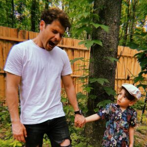 Artur Lohai Instagram - Діти — наше продовження. Але точно не ми. 

Сьогодні 8 років виповнилось моєму першому, старшому сину Герману. 
Днями, @bolkun_bolkun — мама Германа, сказала, що він —  не я.
Я думав обуритись. Та з рештою, я розумію, що це цілковита правда. 

Ти — особистість. Так, в тобі є щось від мами, щось від мене. Та ти сам будеш обирати, яким тобі бути, що робити, що любити, а що ні. 

І я не хочу і не буду через тебе задовольняти свої амбіції і нездійснені мрії. Хочу, щоб у тебе були свої, якими б вони не були. Наша задача — допомагати тобі у досягненні своїх планів. Вірити в тебе. І я вірю, і буду вірити в будь-яку твою божевільну ідею. 
Бути на твоєму боці. І я буду. Завжди. (Окрім моментів, коли ви сваритесь із братом, бо тут ви будете вигрібати порівну).

Звісно, я буду намагатись навчити тебе тому, що цінно мені. Але тільки будучи прикладом. Бо, як я можу тебе навчити тому, що не вмію, не знаю, не відчуваю сам. 

Люблю тебе, сину.
З Днем Народження ♥️