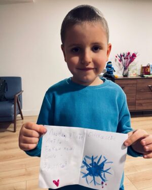 Artur Lohai Instagram - 4 квітня моєму старшому сину, Герману буде вже 7 років.

Якщо чесно, я для нього не найкращий тато (якось підберу слова і розповім вам усю історію) 💔

Цей рік був не найкращим для усієї нашої родини: 

- Ми жодного разу не зустрічалися усі разом. 

- В нас немає жодноі спільної фотки, жодного спільного спогаду.

- Ми не гралися в боротьбу з синами, не їли улюблені пельмені зі шпинатом, не бігали один за одним в масках Людини-Павука. 

- Ми не обіймалися. 

Так, ми залишаємося на зв’язку, але..

У цей не найкращий час, ми знайшли для Германа, без перебільшення, найкращу школу. 

Школа, яка завжди на боці дитини, школа яка про контакт з дітьми і з внутрішнім я, про вільну англійську, про можливості бути ким хочеш, школа про майбутнє. 

Найбажаніша та найпотрібніша школа!
Знаєте чому? Коли Герман відчибучить якусь страшну шкоду, мама каже йому: «ну, все ясно, значить в школу не підеш» і це найстрашніша кара — не піти на онлайн уроки в @worldschool.ua ❤️‍🔥

Уявляєте таке?) 

Герману скоро 7. 
Люблю ♥️