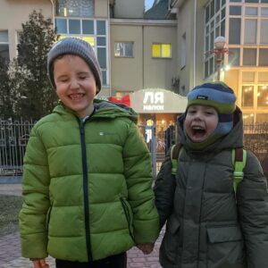 Artur Lohai Instagram - Діти — наше продовження. Але точно не ми. 

Сьогодні 8 років виповнилось моєму першому, старшому сину Герману. 
Днями, @bolkun_bolkun — мама Германа, сказала, що він —  не я.
Я думав обуритись. Та з рештою, я розумію, що це цілковита правда. 

Ти — особистість. Так, в тобі є щось від мами, щось від мене. Та ти сам будеш обирати, яким тобі бути, що робити, що любити, а що ні. 

І я не хочу і не буду через тебе задовольняти свої амбіції і нездійснені мрії. Хочу, щоб у тебе були свої, якими б вони не були. Наша задача — допомагати тобі у досягненні своїх планів. Вірити в тебе. І я вірю, і буду вірити в будь-яку твою божевільну ідею. 
Бути на твоєму боці. І я буду. Завжди. (Окрім моментів, коли ви сваритесь із братом, бо тут ви будете вигрібати порівну).

Звісно, я буду намагатись навчити тебе тому, що цінно мені. Але тільки будучи прикладом. Бо, як я можу тебе навчити тому, що не вмію, не знаю, не відчуваю сам. 

Люблю тебе, сину.
З Днем Народження ♥️