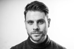 Artur Lohai Instagram - Цитата: 
«Першими зламались ті, хто вірив, що все скоро закінчиться. 
Потім - ті, хто не вірив, що це колись закінчиться. 
Вижили ті, хто сфокусувався на своїх справах, без очікування, що ще може статись.» В. Франкл

Для себе визначив іншу категорію — Балансуючі. 

Інколи по-дитячому хочеться вірити, що вже ось-ось. Хоча я здатен аналізувати і фільтрувати інформацію і мозок наполегливо каже — нічого не очікуй. Але емоціі беруть гору. 

Буває і зневіра. Це не про те, що я не вірю в ЗСУ чи в нашу перемогу. Скоріше масована атака негативних новин в коктейлі із власними невдачами відправляють у емоційний нокдаун. 

Тут стається поштовх самого себе до справ. Встати, завалитись по вуха справами. Не думати, навалювати газу і вперед. 

І так періодично все міняється. Балансую.  Не зламався ще. 

Писав про себе, а виявилось, що і про тебе також 🧐

📸 @anastasia.mantach