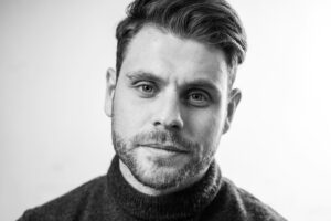 Artur Lohai Instagram - Цитата: 
«Першими зламались ті, хто вірив, що все скоро закінчиться. 
Потім - ті, хто не вірив, що це колись закінчиться. 
Вижили ті, хто сфокусувався на своїх справах, без очікування, що ще може статись.» В. Франкл

Для себе визначив іншу категорію — Балансуючі. 

Інколи по-дитячому хочеться вірити, що вже ось-ось. Хоча я здатен аналізувати і фільтрувати інформацію і мозок наполегливо каже — нічого не очікуй. Але емоціі беруть гору. 

Буває і зневіра. Це не про те, що я не вірю в ЗСУ чи в нашу перемогу. Скоріше масована атака негативних новин в коктейлі із власними невдачами відправляють у емоційний нокдаун. 

Тут стається поштовх самого себе до справ. Встати, завалитись по вуха справами. Не думати, навалювати газу і вперед. 

І так періодично все міняється. Балансую.  Не зламався ще. 

Писав про себе, а виявилось, що і про тебе також 🧐

📸 @anastasia.mantach