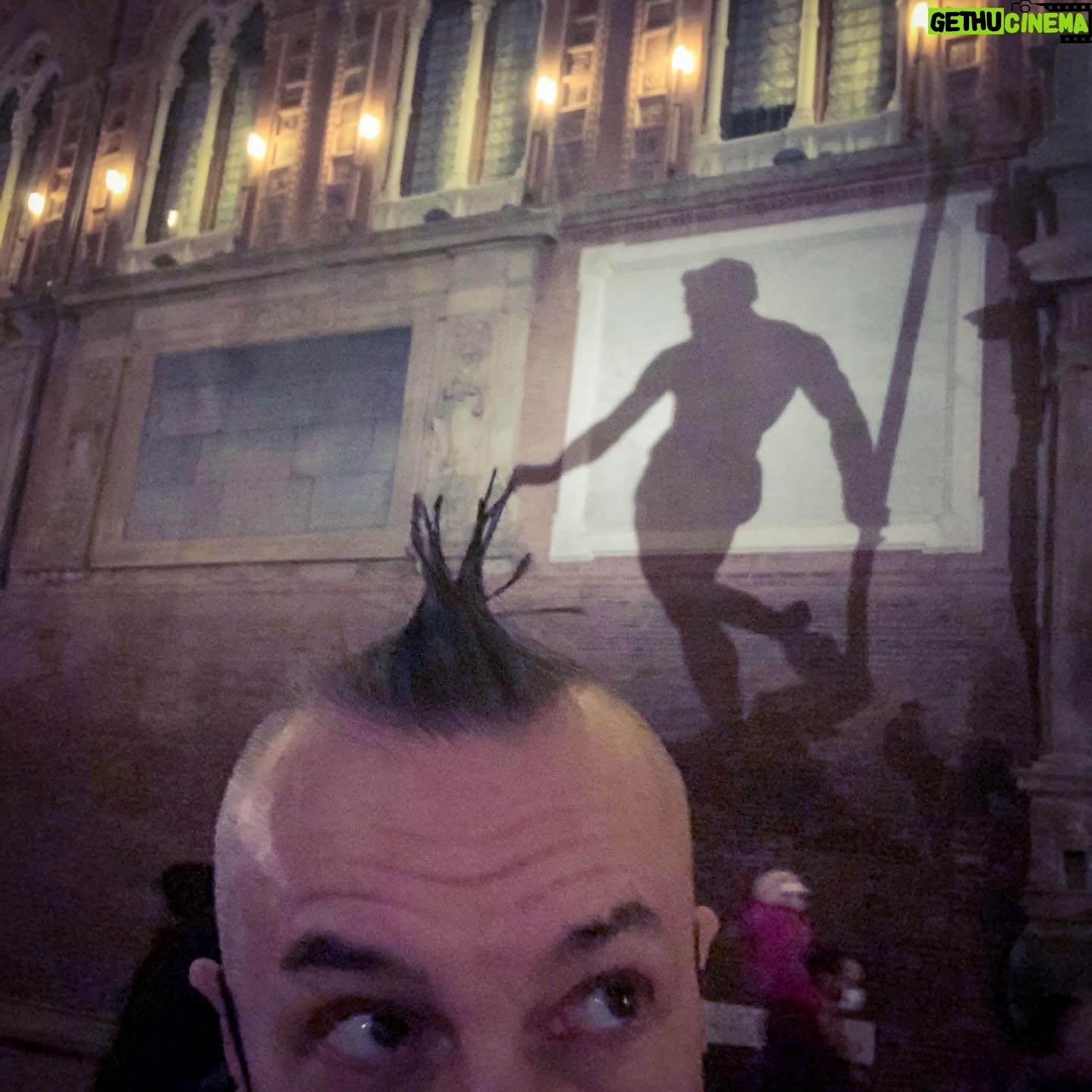 Arturo Brachetti - 1K Likes - Ehi, cosa fai? Occhio che punge! 🤪