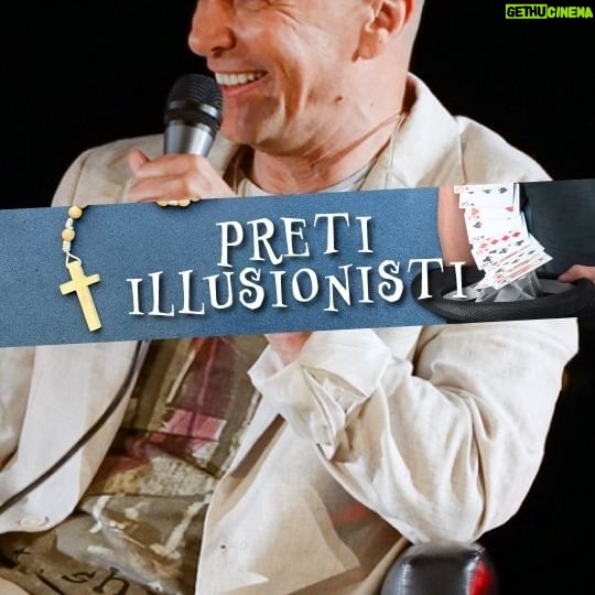Arturo Brachetti - 2.6K Likes - Tintoria 177 feat. @arturobrachetti è online.
Con la leggenda del trasformismo Arturo Brachetti, anche regista di tutti gli spettacoli di #aldogiovanniegiacomo abbiamo parlato dei suoi mille travestimenti, sul palco e nella vita vera (attenti a un certo Don Lorenzo) e dei suoi primi passi nell'arte della magia e del quick-change come allievo di un misterioso prete mago.
Arturo ci ha raccontato i suoi incredibili anni parigini al
famoso cabaret Paradis Latin tra i alligatori, lillipuziani e
donne ignifughe, della sua consacrazione internazionale ma anche della forte disillusione seguita al successo.
Abbiamo poi parlato della sua casa "speciale" con passaggi segreti, bagni "gotici" e cabinet of curiosities con tanto di parrucche inguinali e pesci diavolo.
Infine, abbiamo anche allungato la vita al buon Dado, che salutiamo.
#Tintoria è il podcast di Daniele Tinti e Stefano Rapone co-prodotto da @thecomedyclub.it
La puntata con #ArturoBrachetti é su YouTube e Spotify.
#TintoriaPodcast #podcast #podcastitalia #podcastita #illusionismo #magia #harrypotter #Brachetti #DanieleTinti #StefanoRapone #THECOMEDYCLUB