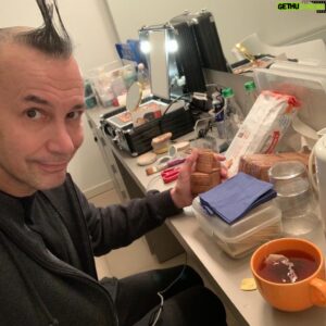 Arturo Brachetti Instagram - It's Five O'Clock Somewhere 🤪 Tra poco sul palco per l’ultima data a Rimini!