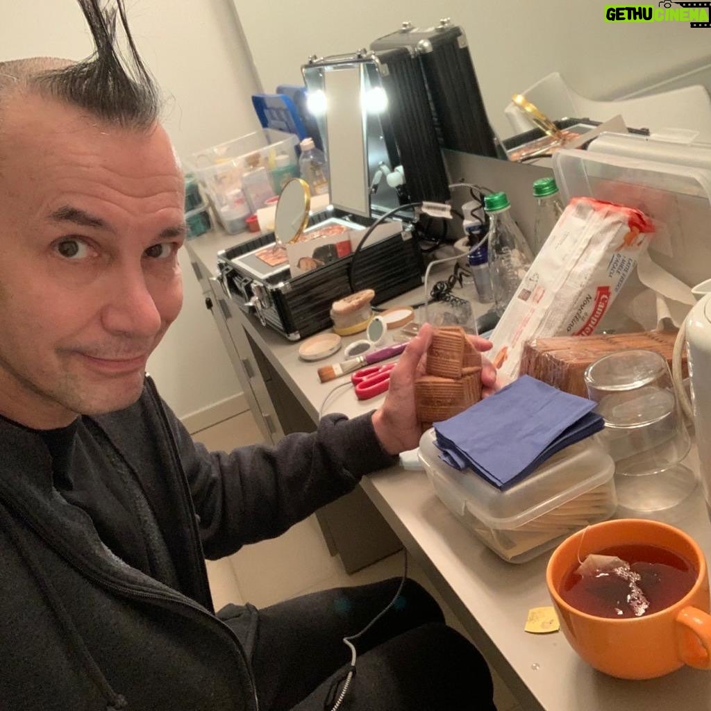 Arturo Brachetti - 1K Likes - It's Five O'Clock Somewhere 🤪 Tra poco sul palco per l’ultima data a Rimini!