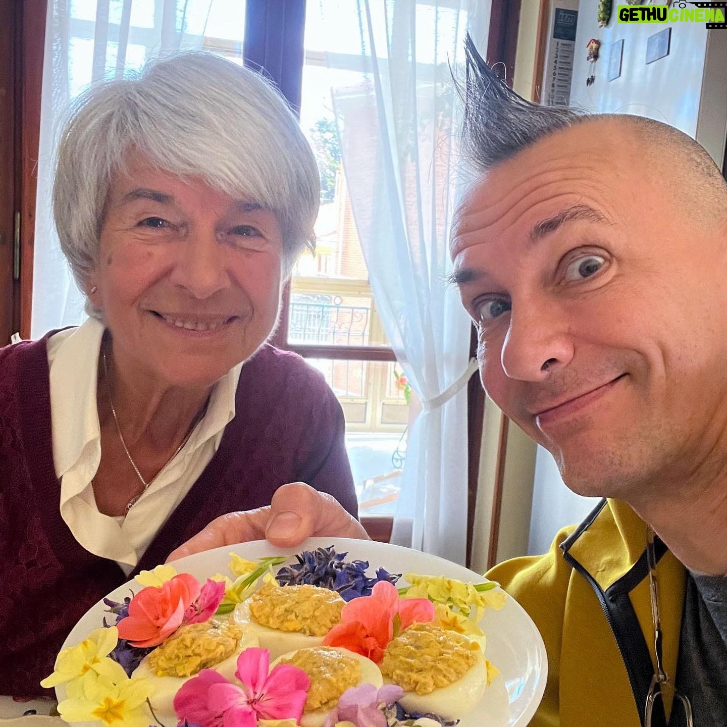 Arturo Brachetti - 1.7K Likes - Mia mamma ❤️ mi ha fatto uova e fiori…. Si mangia tutto! 🤪 Buona Pasquetta!! 😍