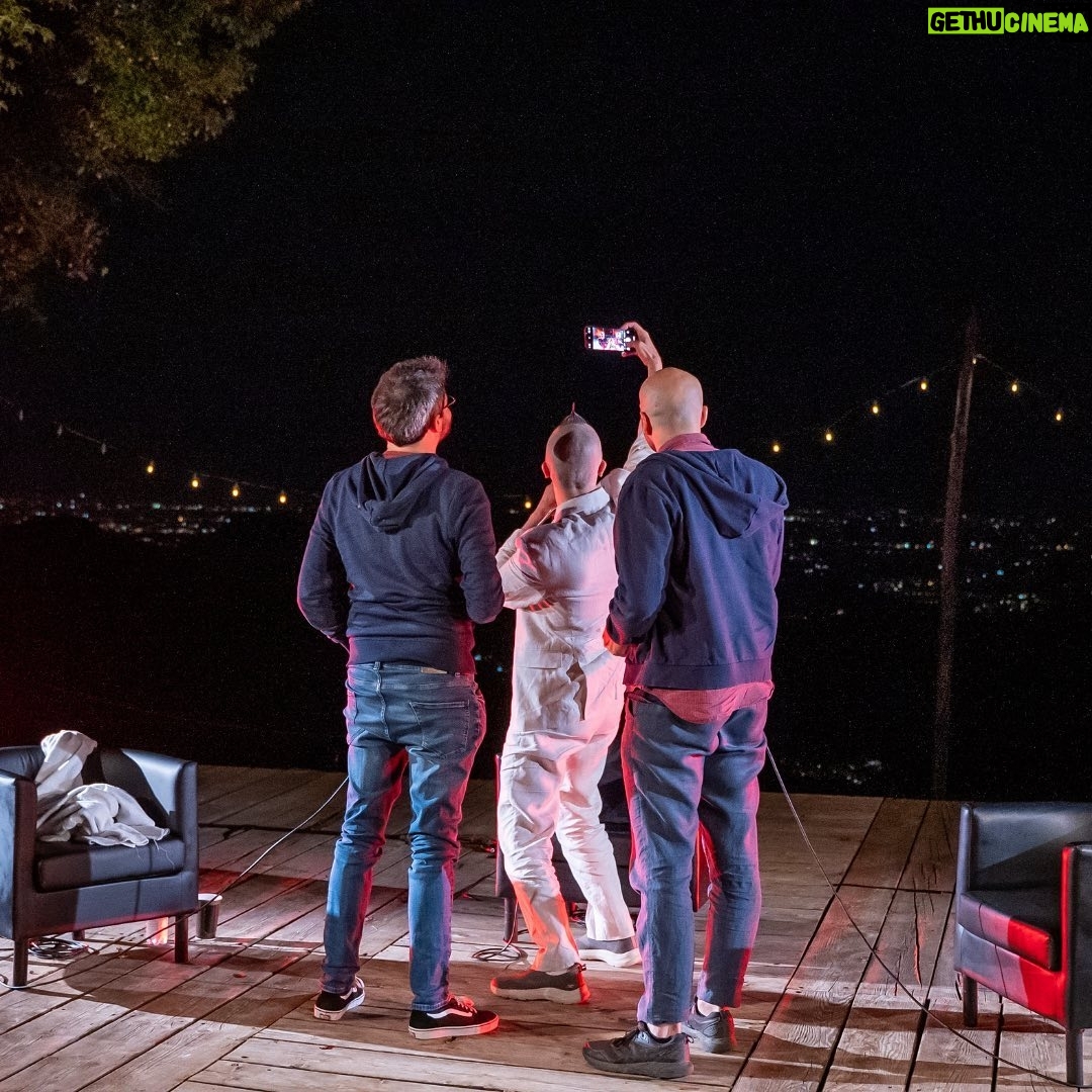 Arturo Brachetti - 1.5K Likes - È uscita oggi la mia intervista per @tintoriapodcast una chiacchierata con gli amici @sandanieletinti e @grandiraponi che poi è diventata podcast, per ascoltarla quante volte vorrai su Spotify o YouTube.
Le foto testimoniamo quanto ci siamo divertiti e quanti eravamo quella sera, in cima ai Colli Euganei.
Corri ad ascoltarla, il link è in bio!
Crediti: foto di Enrico Berardi
#arturobrachetti #quickchangeartist #tintoriapodcast