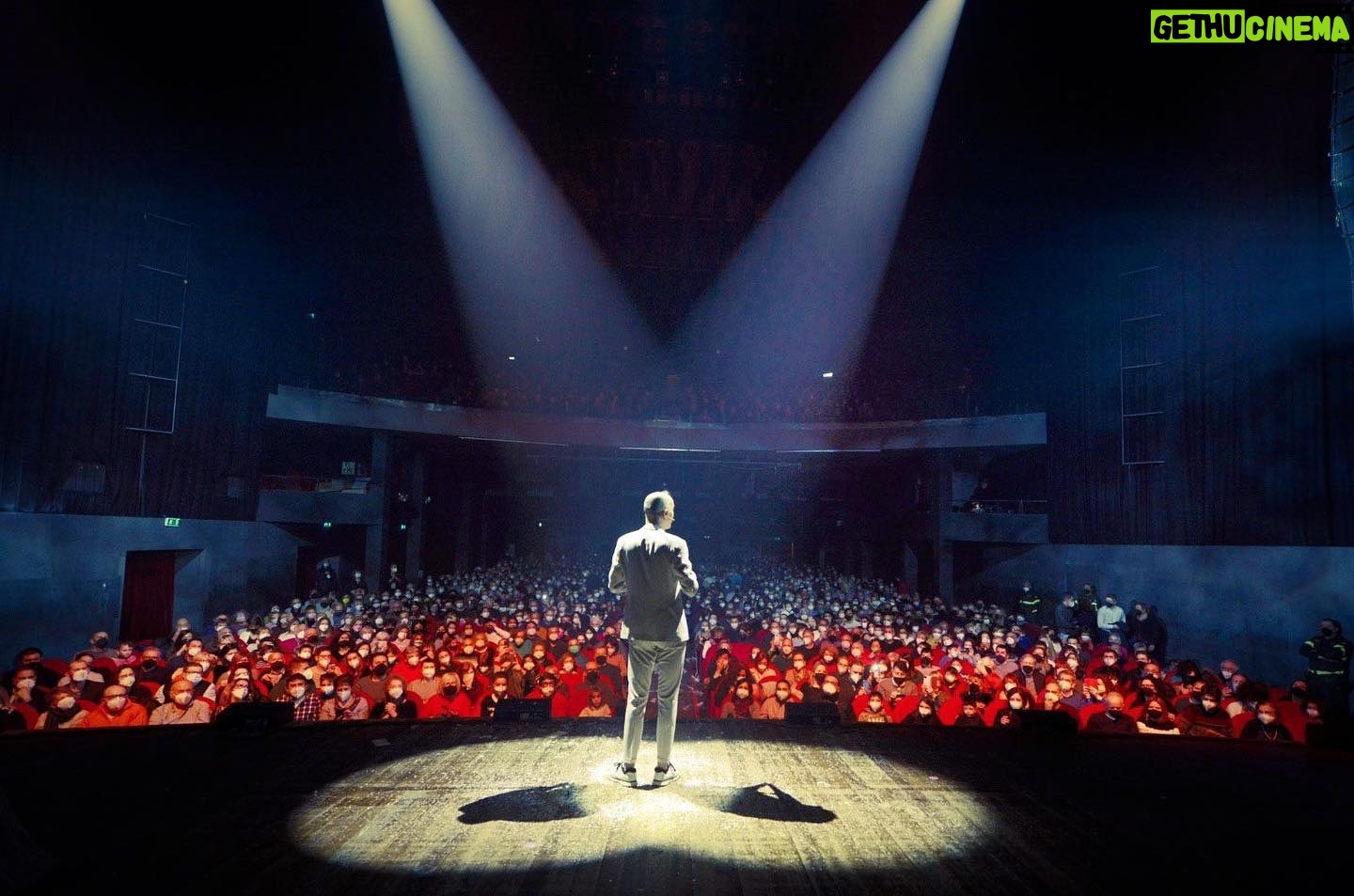 Arturo Brachetti - 701 Likes - E si riparte! Una nuova città, un nuovo teatro, una nuova avventura…
Ma sempre la solita emozione!
#arturobrachetti #SOLO #quickchange