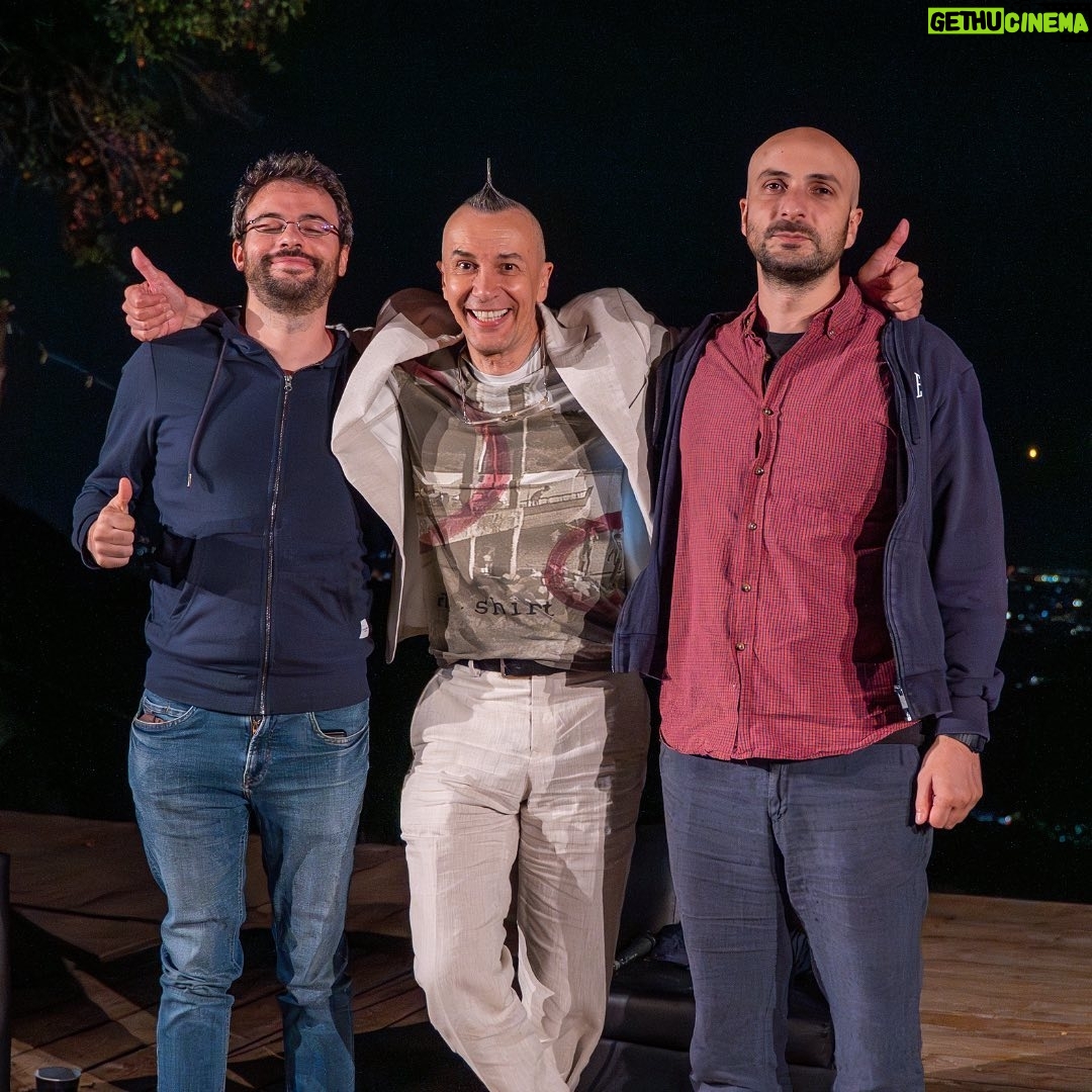 Arturo Brachetti - 1.5K Likes - È uscita oggi la mia intervista per @tintoriapodcast una chiacchierata con gli amici @sandanieletinti e @grandiraponi che poi è diventata podcast, per ascoltarla quante volte vorrai su Spotify o YouTube.
Le foto testimoniamo quanto ci siamo divertiti e quanti eravamo quella sera, in cima ai Colli Euganei.
Corri ad ascoltarla, il link è in bio!
Crediti: foto di Enrico Berardi
#arturobrachetti #quickchangeartist #tintoriapodcast