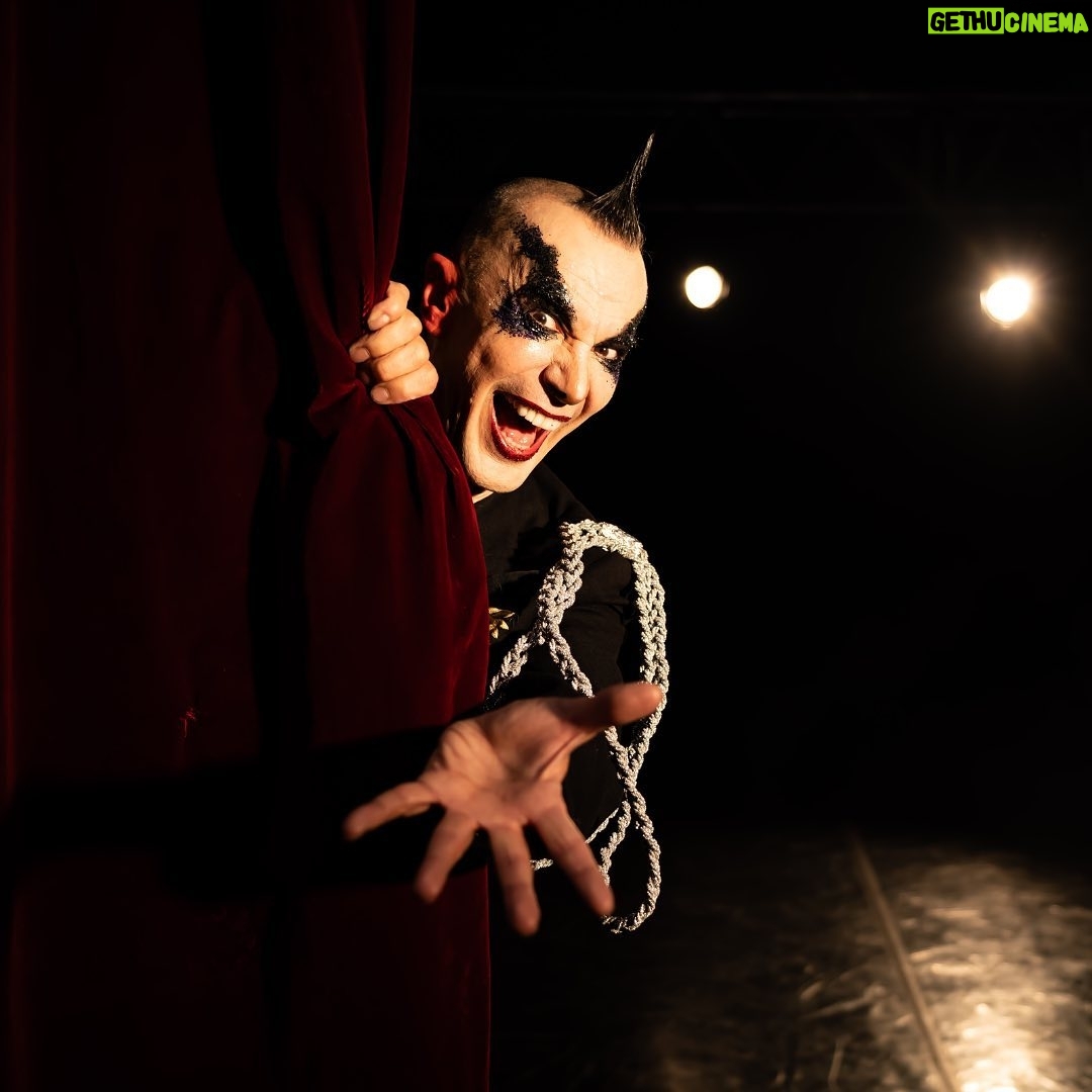 Arturo Brachetti - 1K Likes - Willkommen al Cabaret, dove da questa sera 10 ottobre e per ogni data del tour, non sarete soltanto spettatori.
Non preoccupatevi però, ci sarò io - il vostro Emcee - a prendervi per mano e condurvi al Kit Kat Club, il locale più trasgressivo di una Berlino anni ‘30.
Decadente e sfarzosa.
Provocatoria e ribelle.
Proprio come le storie che si intrecciano in @cabaret_ilmusical . Sarà ambiguo ma sicuramente anche spettacolare.
#arturobrachetti #cabaret
