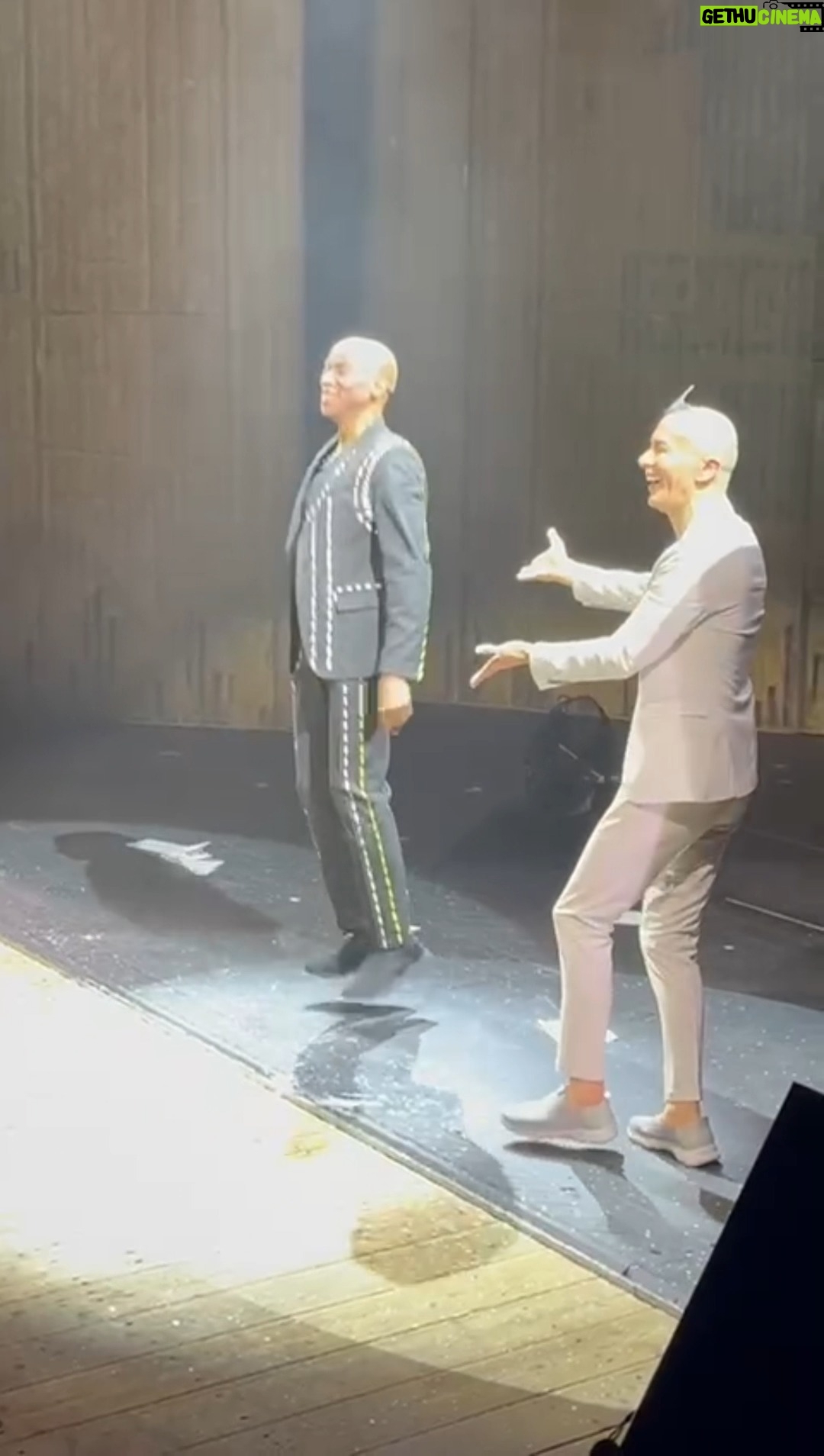 Arturo Brachetti - 0.9K Likes - Il teatro è come l’amore: va fatto dal vivo!
Buona giornata mondiale del teatro a tutti 😉
SOLO vi aspetta nei migliori teatri, tutte le date al link in bio 🔗
#arturobrachetti #SOLOBrachetti #quickchangeartist