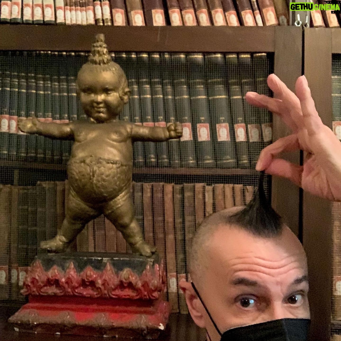 Arturo Brachetti - 674 Likes - Eccomi con il BOGO!
Non sapete chi è? É uno dei primissimi esempi di supereroe, infatti è stato inventato al Circolo degli Artisti di Torino nel 1860. Queste stanze, per più di 170 anni, hanno visto passeggiare e discutere alcune delle personalità più brillanti d'Italia e del mondo: Toscanini, Pininfarina, Walt Disney, per citarne alcuni.
Devo ammettere che qualche somiglianza c'è, non credete anche voi? 🤣