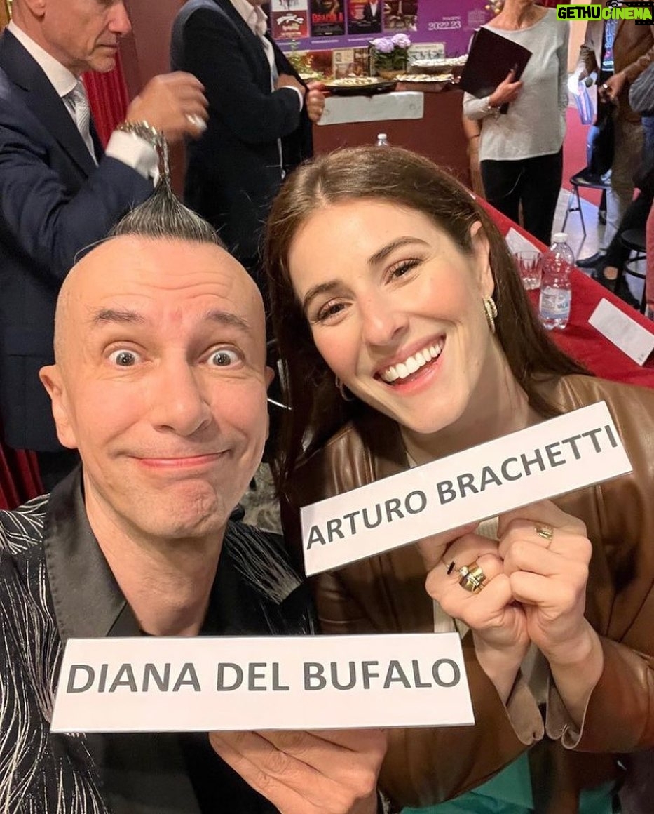 Arturo Brachetti - 749 Likes - Non vedo l’ora di cominciare questa bellissima nuova avventura teatrale insieme a te @dianadelbufalo! ❤️ Sei la nostra stella con una tua luce solare ☀️🤩
@cabaret_ilmusical sta per arrivare!
#arturobrachetti #cabaret #musical