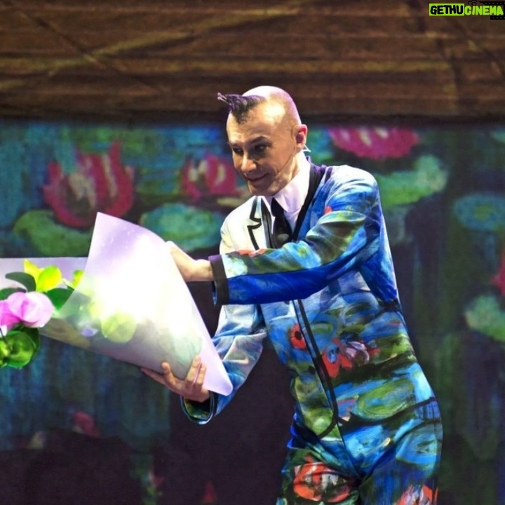 Arturo Brachetti - 1.4K Likes - 🇮🇹 Sapete cosa faccio quando il mio umore sa di novembre? Trovo i miei colori a teatro 💐
Per questo vi aspetto nei teatri per SOLO, il mio one man show! Per le date del tour e biglietti, dai un'occhiata al mio sito!
🇬🇧 Any solution for November mood? I find my happiness in the theatres 💐
I'll wait for you at my one man show, SOLO! Info and tickets on my website! See you soon 😍
Link in bio.
#arturobrachetti #thelegendofquickchange #SOLO #quickchange #theatre #comingback