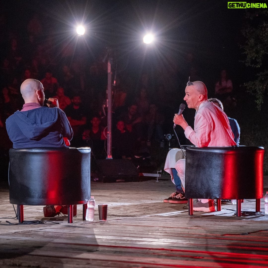 Arturo Brachetti - 1.5K Likes - È uscita oggi la mia intervista per @tintoriapodcast una chiacchierata con gli amici @sandanieletinti e @grandiraponi che poi è diventata podcast, per ascoltarla quante volte vorrai su Spotify o YouTube.
Le foto testimoniamo quanto ci siamo divertiti e quanti eravamo quella sera, in cima ai Colli Euganei.
Corri ad ascoltarla, il link è in bio!
Crediti: foto di Enrico Berardi
#arturobrachetti #quickchangeartist #tintoriapodcast