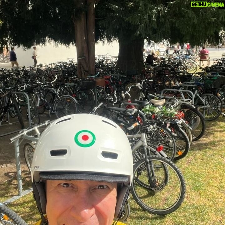 Arturo Brachetti - 889 Likes - Eppure l’avevo messa sotto l’albero!😬
A Salisburgo ci sono più biciclette che automobili. È un bell’affare.
Però ci sono gli ingorghi e gli affollamenti ai parcheggi 🤪
#arturobrachetti #brachetti #salisburgo #bicicletta