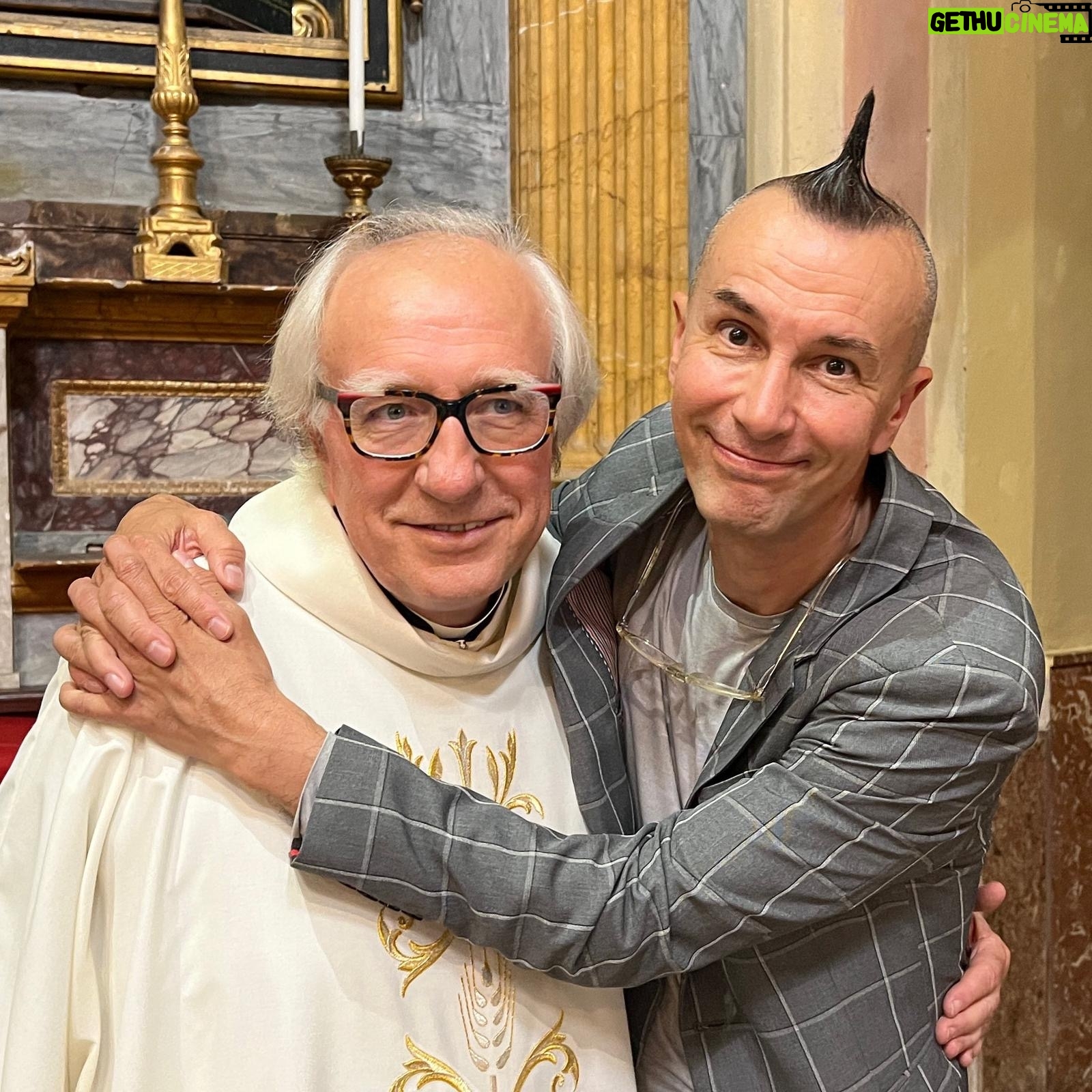 Arturo Brachetti - 2.3K Likes - Il mio maestro di magia Albus Silente è don Silvio Mantelli che oggi compie 80 anni (forse 800 ma non lo dice)😜
Un grande abbraccio al prete mago che mi ha insegnato a credere nei miei sogni ❤️❤️❤️🤩
#arturobrachetti #quickchangeartist
