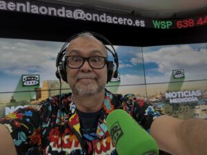 Arturo González-Campos Instagram - En @juliaenlaonda_oficial hablando de #CineConCosas. Back!