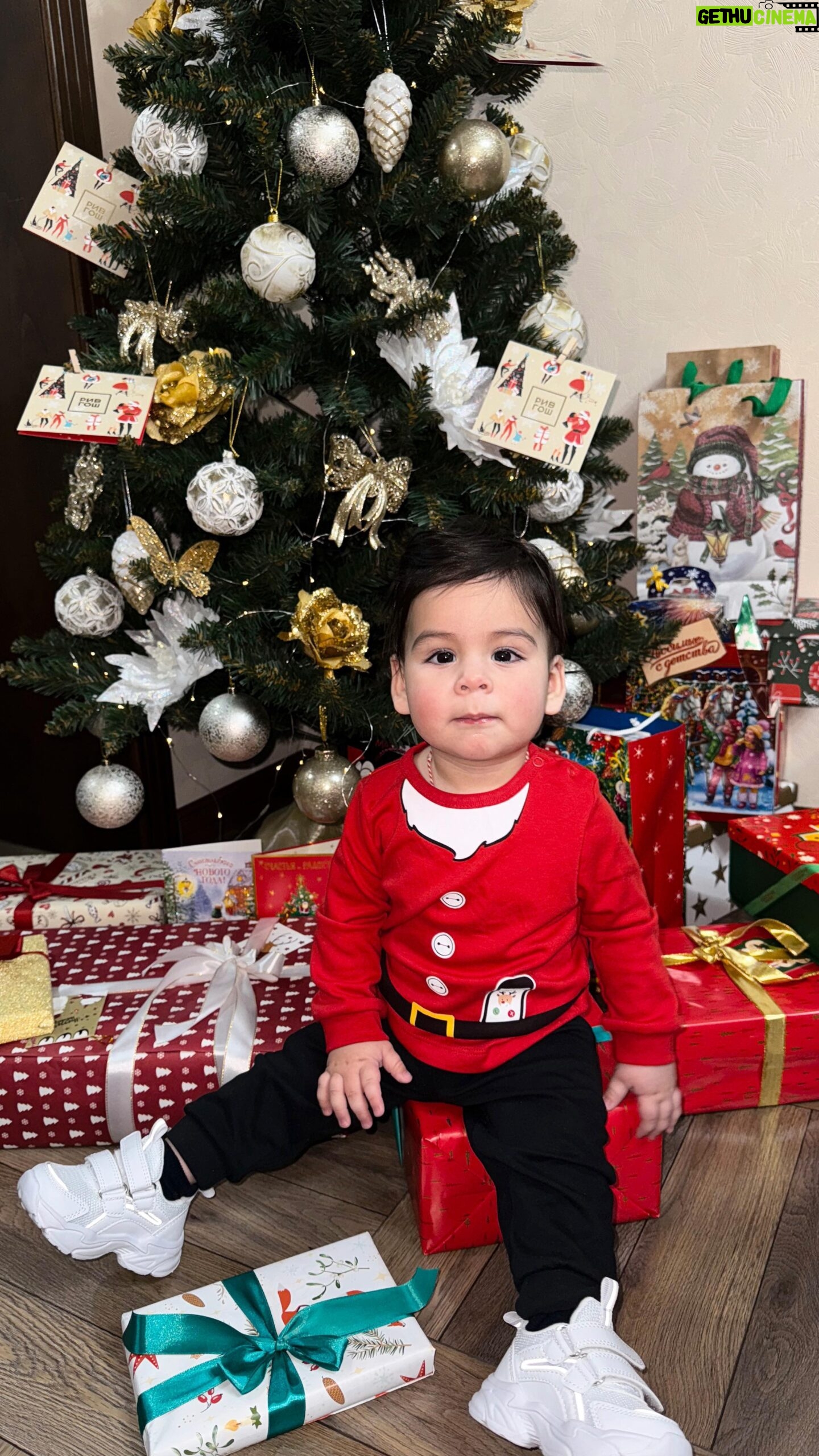 Artyom Kacharyan - 6.4K Likes - 2023й Спасибо тебе🥹 Лучший год в нашей семье,потому что в ней появился наш самый главный смысл👏 В уходящем году наша жизнь перевернулась на 180 градусов и заиграла по-настоящему волшебными красками❤️ Врываемся в Новый 2024й с сумасшедшими мечтами,планами,идеями и новостями👏🐲👏 Впереди очень много интересного и мы рады,что у нас есть каждый из Вас🙌 С Новым Годом Друзья🎄❤️👏
P.s.: Ловите Санту-Аресю😭🎅🏻❤️ Пост заряжен на удачу😂