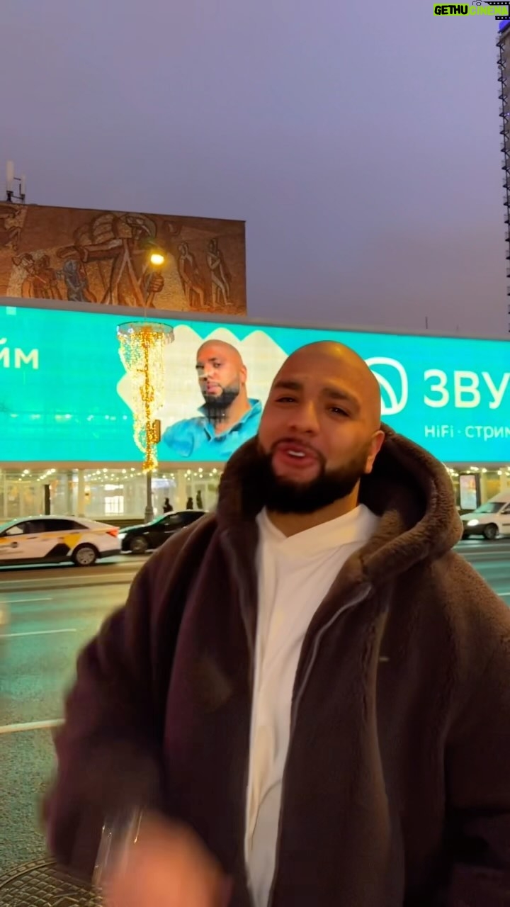 Artyom Kacharyan - 8.5K Likes - Сказка🥹🌌 Новый Арбат сейчас «СИЯЕТ» как никогда👏 Гоу гулять к кинотеатру «Октябрь» ну и главное продолжайте слушать новый альбом «Сияй» в приложении Звук🎵