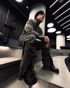 Artyom Pindyura Instagram - мы падаем на землю с небес, только лучшие из нас вернутся назад🙏🏽
