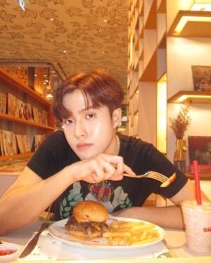 Arun Asawasuebsakul Instagram - ✨📚✨🍔✨