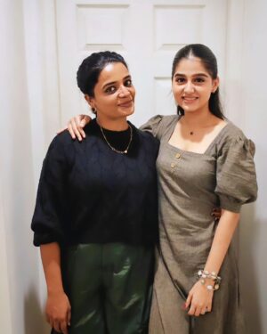 Arya Salim Instagram - With our "Suja" #abrahamozler 
graceful @anaswara.rajan ❤️

#movie #malayalammovies #aaryasalim #Jayaram #instagood #AnaswaraRajan #beautiful #bella #india 
@rajeesh_velayudhan