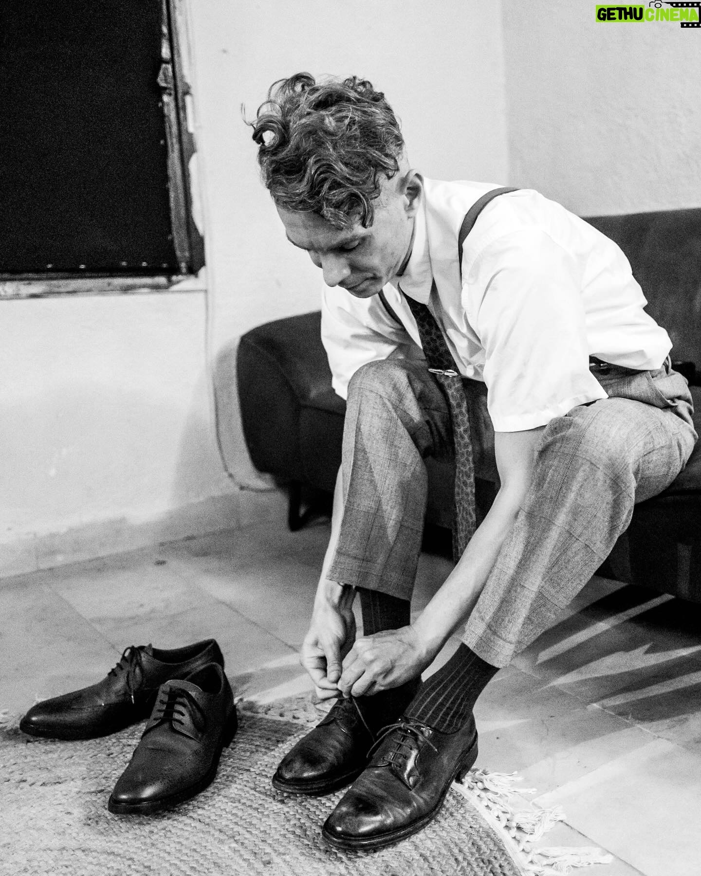 Asaf Avidan - 4.1K Likes - The ICHNOLOGY Tour style code: Vintage 1940s suits, vegan leather shoes and accessories.
Jewelry by @bevano_jewelry