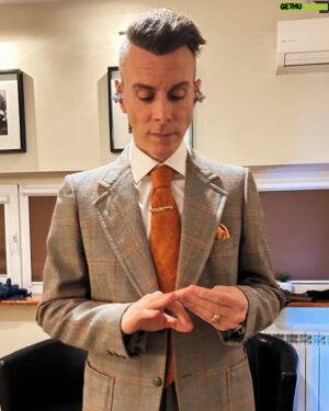 Asaf Avidan Instagram - The ICHNOLOGY Tour style code: Vintage 1940s suits, vegan leather shoes and accessories. 
Jewelry by @bevano_jewelry