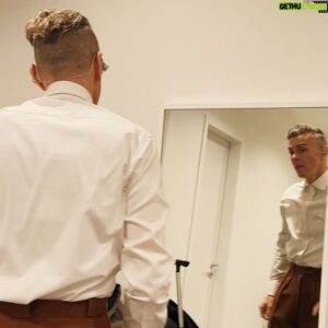 Asaf Avidan Instagram - The ICHNOLOGY Tour style code: Vintage 1940s suits, vegan leather shoes and accessories. 
Jewelry by @bevano_jewelry