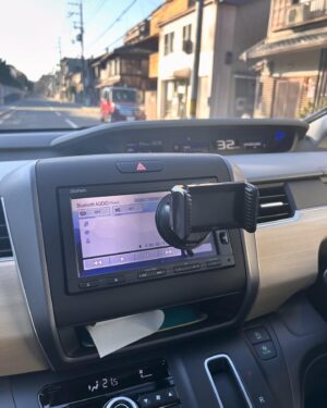 Asei Miki Instagram - 実家の車。カーナビの画面に携帯付けるやつつけてる。
カーナビ殺し。

#他につけるとこなかったらしい