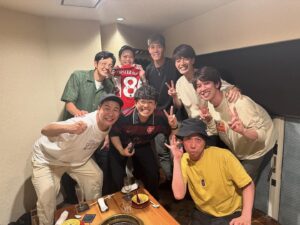 Asei Miki Instagram - えぐい！サッカー日本代表でアーセナルに所属しているトミーこと冨安選手とお食事！！！！えぐい！！！
トットの桑原さんとヘンダーソンの子安さんとアイロンへッドの辻井さんとスカチャンのヤジマリーさんとしゅんしゅんクリニックPさんとコットンのきょんとアーセナルの冨安さん！！
アーセナルの冨安さん？！？！

#トットの桑原さん
#ヘンダーソンの子安さん
#アイロンへッドの辻井さん
#スカチャンのヤジマリーさん
#しゅんしゅんクリニックPさん
#コットンのきょん
#アーセナルの冨安さん
#アーセナルの冨安さん！？！？
#冨安選手！
#また今年もご飯食べれた！
#律儀な方や！
#冨安選手に僕の大好きな人たちも紹介できた！
#最高！
#トミー！
#夢のような時間をありがとう！！
#来シーズンも引き続き爆裂に応援！
#アーセナル
#arsenal