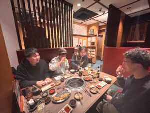Asei Miki Instagram - 写真撮るでぇー！って2回はっきり言うたのに、みんなずっと違う話してたな。
寺家は黙ってたのにこっち向かへんかったな。
ドーナツは画角から出ようとしたな。
ピーナツとショータイムはわざと大きい声で僕の声をかき消すようにしゃべってたな。
覚えてるから。僕は。

#楽しかったなぁ
#ホテル帰って寂しくなるくらい楽しかった
#バッテリィズ
#ドーナツピーナツ
#フースーヤ