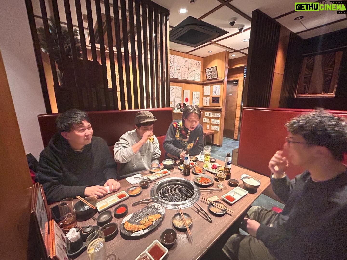 Asei Miki - 9.3K Likes - 写真撮るでぇー!って2回はっきり言うたのに、みんなずっと違う話してたな。
寺家は黙ってたのにこっち向かへんかったな。
ドーナツは画角から出ようとしたな。
ピーナツとショータイムはわざと大きい声で僕の声をかき消すようにしゃべってたな。
覚えてるから。僕は。
#楽しかったなぁ
#ホテル帰って寂しくなるくらい楽しかった
#バッテリィズ
#ドーナツピーナツ
#フースーヤ