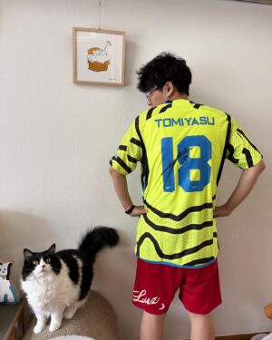 Asei Miki Instagram - なんと、、アーセナルの冨安選手からサイン入りユニフォームが家に届きました！
トミー、、、なんて人や、、、。
寝起きの眠気ぶっ飛んだ！
嬉しすぎて、家走り回った！！
トミー！ありがとう！トミーー！！　
かっこええ、、、。

#arsenal 
#アーセナル
#冨安健洋 選手
#トミー
#サッカー日本代表