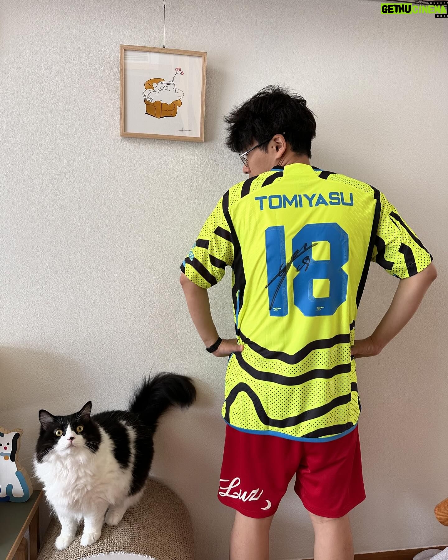 Asei Miki - 9K Likes - なんと、、アーセナルの冨安選手からサイン入りユニフォームが家に届きました!
トミー、、、なんて人や、、、。
寝起きの眠気ぶっ飛んだ!
嬉しすぎて、家走り回った!!
トミー!ありがとう!トミーー!!
かっこええ、、、。
#arsenal
#アーセナル
#冨安健洋 選手
#トミー
#サッカー日本代表