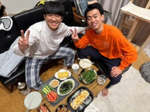 Asei Miki Instagram - ハマジュンが泊まりに来た。
お互いこんな半目になるかな？
#カベポスター
#浜田