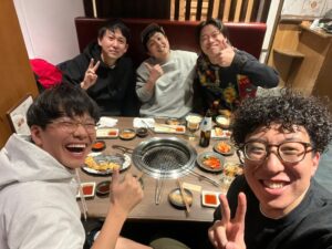 Asei Miki Instagram - 写真撮るでぇー！って2回はっきり言うたのに、みんなずっと違う話してたな。
寺家は黙ってたのにこっち向かへんかったな。
ドーナツは画角から出ようとしたな。
ピーナツとショータイムはわざと大きい声で僕の声をかき消すようにしゃべってたな。
覚えてるから。僕は。

#楽しかったなぁ
#ホテル帰って寂しくなるくらい楽しかった
#バッテリィズ
#ドーナツピーナツ
#フースーヤ