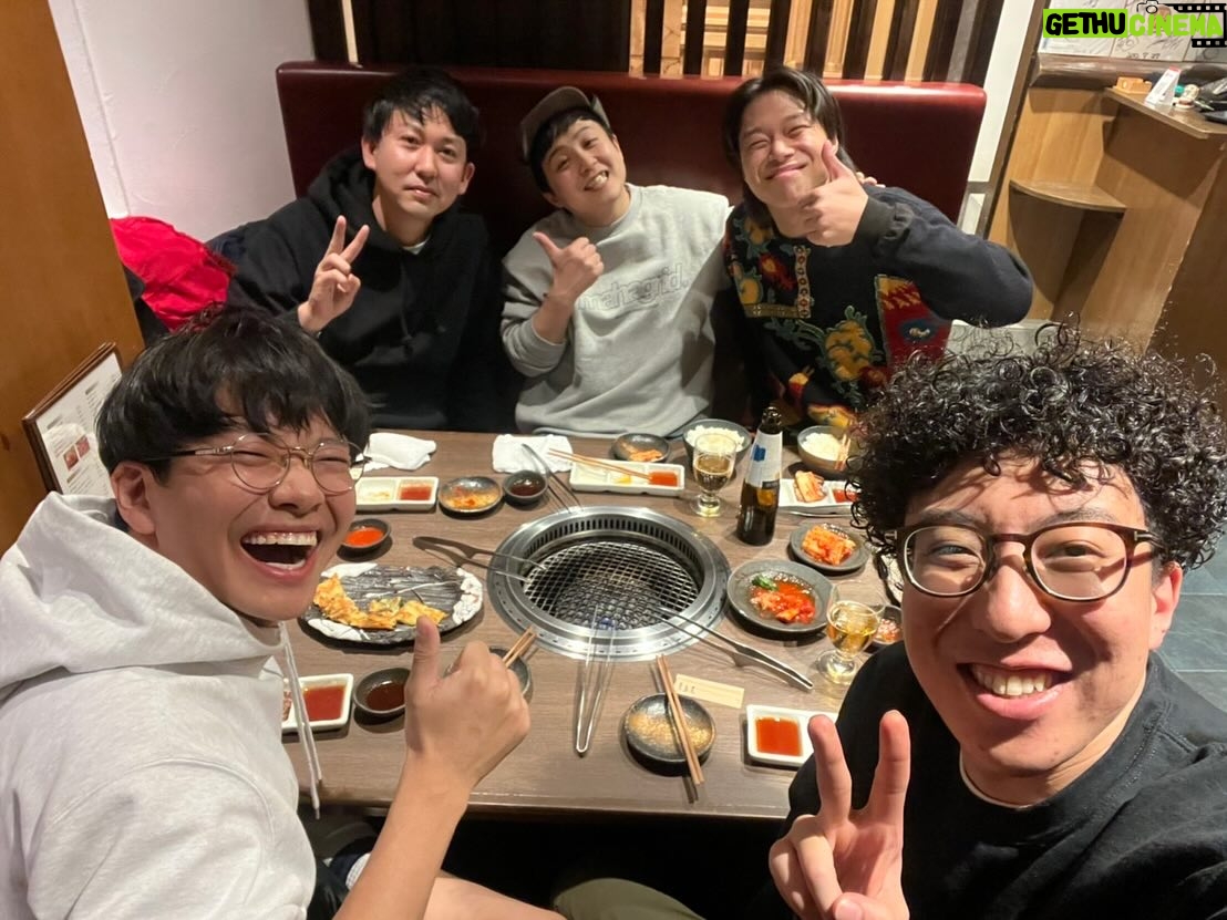 Asei Miki - 9.3K Likes - 写真撮るでぇー!って2回はっきり言うたのに、みんなずっと違う話してたな。
寺家は黙ってたのにこっち向かへんかったな。
ドーナツは画角から出ようとしたな。
ピーナツとショータイムはわざと大きい声で僕の声をかき消すようにしゃべってたな。
覚えてるから。僕は。
#楽しかったなぁ
#ホテル帰って寂しくなるくらい楽しかった
#バッテリィズ
#ドーナツピーナツ
#フースーヤ