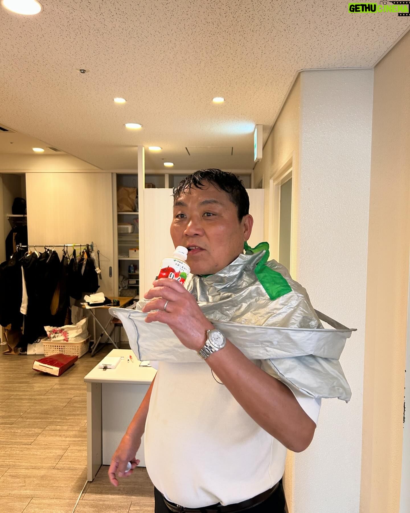 Asei Miki - 9.6K Likes - おーい!みんな!
また雅さんがNGKの非常階段で髪の毛切るぞー!!
#トミーズ雅さん
#ビショビショ
#濡れ雅