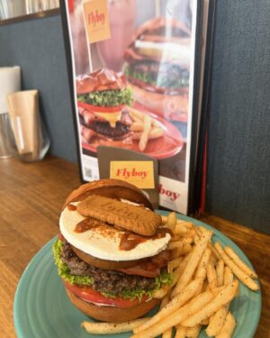 Asei Miki Instagram - BURGER&COFFEE「Fly boy」のロータスビスケットハニーバーガー！
みんなに食べて欲しい！すごいから！
びっくりする！美味しすぎて！
美味すぎて目覚めた！
おしゃれなハンバーガー屋さんやのに大きい声だして感想言っちゃった！
ほんで後半はハチミツをかけて食べてみて！
絶対そうやって食べ！
そうやって食べたらわかるから！
そういうやつやから！

#flyboy
#野田阪神
#以前ラヴィットでも紹介させてもらった
#ほんまにおいしい