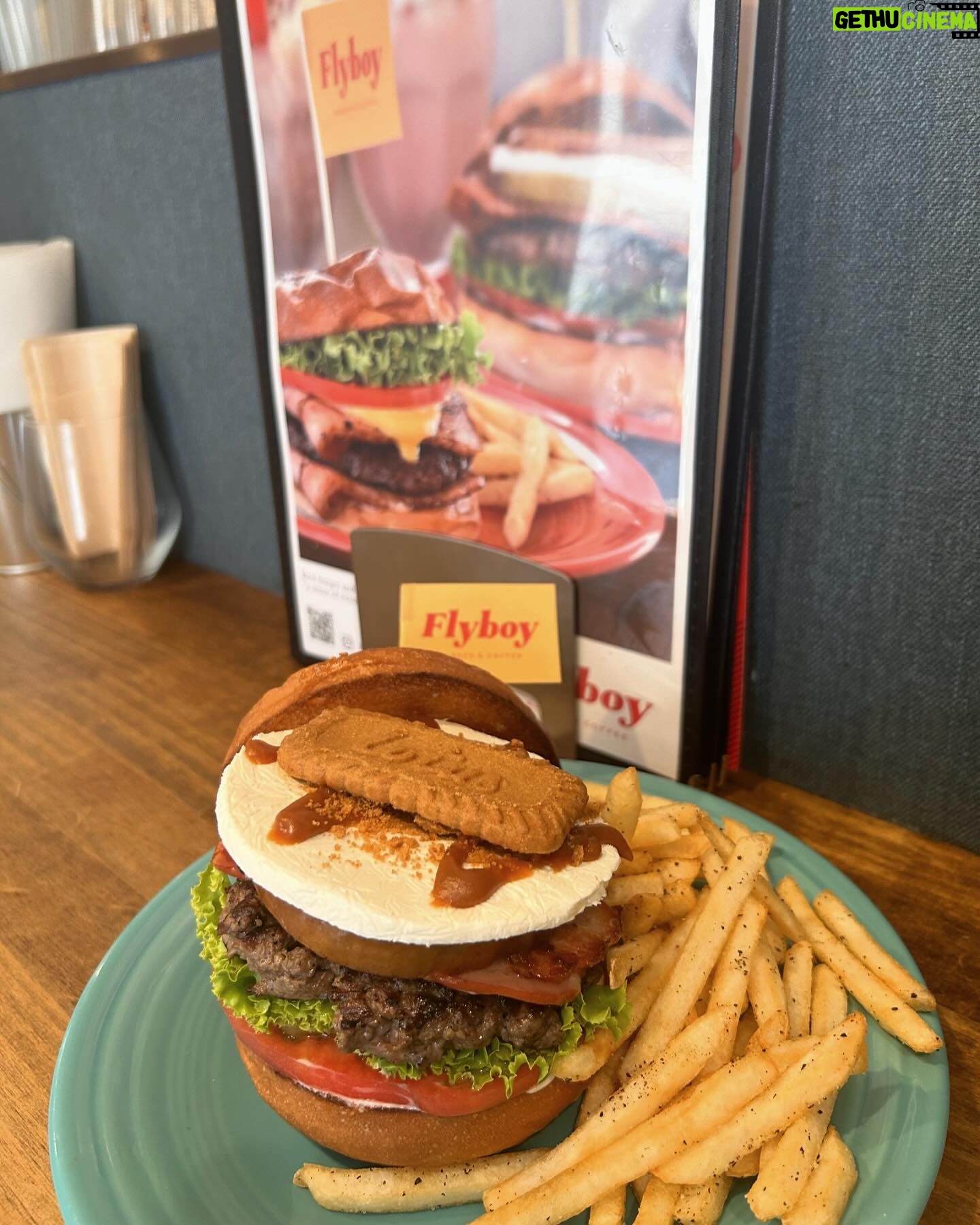 Asei Miki - 7.7K Likes - BURGER&COFFEE「Fly boy」のロータスビスケットハニーバーガー!
みんなに食べて欲しい!すごいから!
びっくりする!美味しすぎて!
美味すぎて目覚めた!
おしゃれなハンバーガー屋さんやのに大きい声だして感想言っちゃった!
ほんで後半はハチミツをかけて食べてみて!
絶対そうやって食べ!
そうやって食べたらわかるから!
そういうやつやから!
#flyboy
#野田阪神
#以前ラヴィットでも紹介させてもらった
#ほんまにおいしい